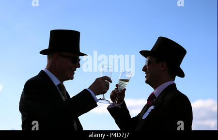 Racegoers genießen Sie einen Drink während Tag drei des Royal Ascot Hotel in Ascot Pferderennbahn. Stockfoto