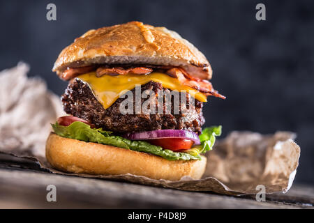 Close-up hausgemachte Beef Burger auf hölzernen Tisch. Stockfoto