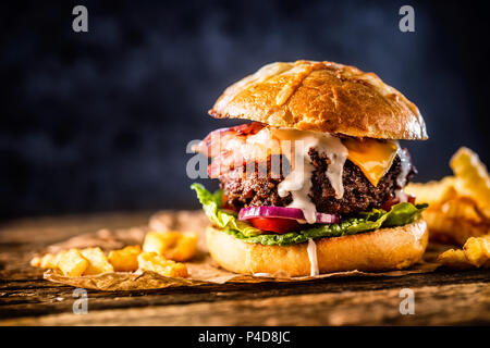 Close-up hausgemachte Beef Burger mit Pommes frites auf hölzernen Tisch. Stockfoto