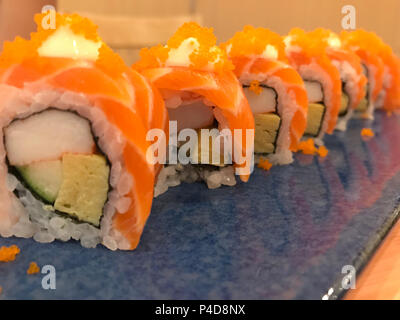 California Maki rollen Set japanisches Essen Stil. Frischen, rohen Lachs Fisch Menü in Luxus japanisches Restaurant. Stockfoto