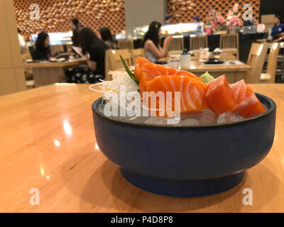 Lachs-sashimi set japanisches Essen Stil. Frischen, rohen Lachs Fisch Menü in Luxus japanisches Restaurant. Stockfoto