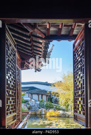 Dunedin, Neuseeland - Mai 3,2016: Landschaftlich schöne Ansicht kann durch das Fenster in der chinesischen Garten Dunedin in Neuseeland gesehen. Stockfoto