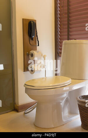 Modernes Bad Interieur, das mit Telefon im Badezimmer luxury hotel. Stockfoto