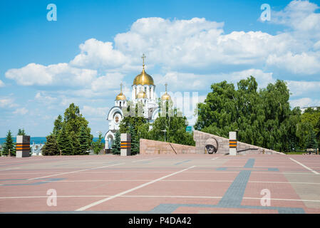 Kirche zu Ehren des Hl. Georg die siegreiche und Gedenkstätte für die trauernde Mutter Heimat auf dem Siegesplatz in Samara, Russland. Stockfoto