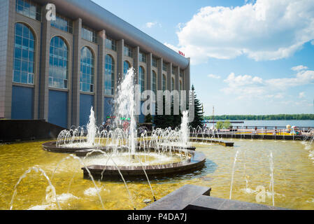 Das Gebäude der Pool CSKA, am Ufer der Wolga in Samara, Russland. An einem sonnigen Sommertag. Stockfoto