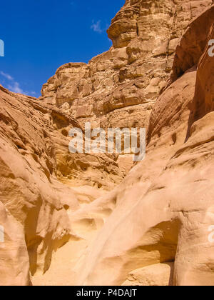 Spektakuläre tiefe Schlucht der Coloured Canyon, in der Nähe der Berg Sinai und Nuweiba, Sinai Halbinsel in Ägypten. Stockfoto