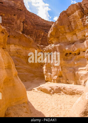 Spektakuläre tiefe Schlucht der Coloured Canyon, in der Nähe der Berg Sinai und Nuweiba, Sinai Halbinsel in Ägypten. Stockfoto