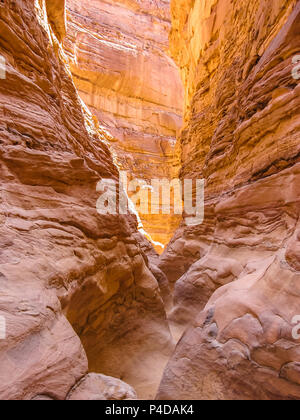 Spektakuläre tiefe Schlucht der Coloured Canyon, in der Nähe der Berg Sinai und Nuweiba, Sinai Halbinsel in Ägypten. Stockfoto