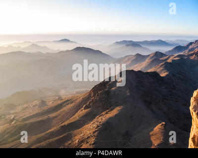 Spektakuläre Luftaufnahme des heiligen Gipfel des Mount Sinai, Aka Jebel Musa, 2285 m, bei Sonnenaufgang, Sinai Halbinsel in Ägypten. Stockfoto