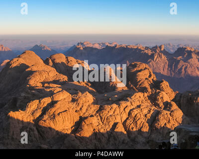 Spektakuläre Luftaufnahme des heiligen Gipfel des Mount Sinai, Aka Jebel Musa, 2285 m, bei Sonnenaufgang, Sinai Halbinsel in Ägypten. Stockfoto