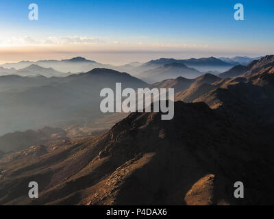 Spektakuläre Luftaufnahme des heiligen Gipfel des Mount Sinai, Aka Jebel Musa, 2285 m, bei Sonnenaufgang, Sinai Halbinsel in Ägypten. Stockfoto