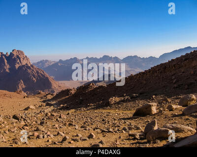 Touristen Herabsteigen vom Berg Sinai nach der Nacht Wanderung auf den Gipfel des Aka Jebel Musa, Sinai Halbinsel in Ägypten. Stockfoto