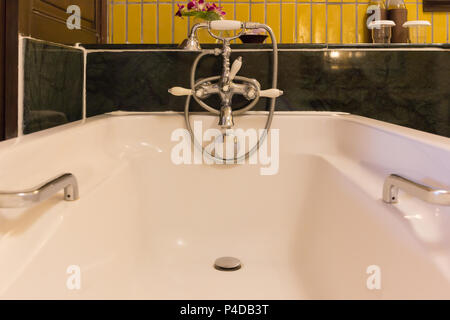 Badewanne auf Badezimmer Innenarchitektur, in Luxus Hotel. Stockfoto