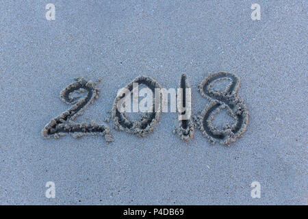 Anzahl 2018 Jahre auf Sand am Strand. Text Beschriftung design Karte Vorlage. Kreative Typografie für Begrüßung Geschenk Poster. Kalligraphie font St Stockfoto