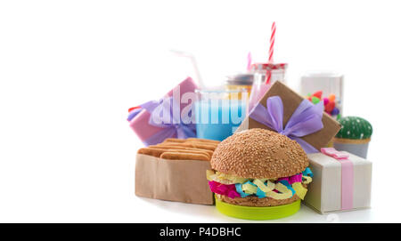 Banner festliche Komposition Getränke snacks Urlaub hamburger Cookie flitter Konfetti Geschenkbox cocktail Cactus, gesättigte Farben. Kinder Urlaub birthd Stockfoto