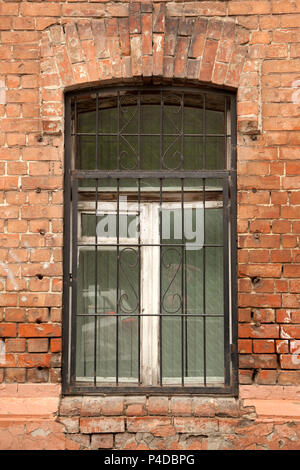 Ein altes Fenster mit einem Metallgitter mit einem Metall Schloss. Vintage-Hintergrund Stockfoto