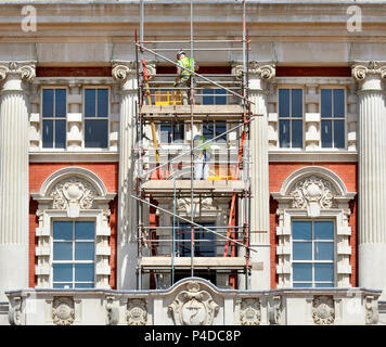 Arbeiter auf Gerüst arbeiten an der Fassade der Horse Guards Parade in London, England, UK. Stockfoto