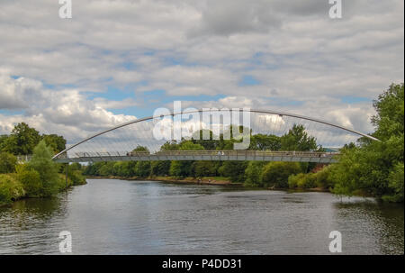 Die Millennium Bridge, moderne Fußgängerweg über den Fluss Ouse York England Stockfoto