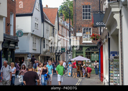 Stonegate, York, England, UK - August 05, 2011: Urlauber und Besucher belebten Einkaufszentrum in der Minster Tore und Stonegate Bereich der Innenstadt von York Stockfoto