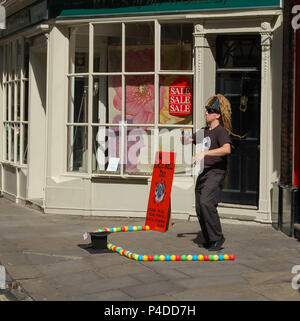 York, England, UK - August 05, 2011: A street Entertainer in der Innenstadt von York gekleidet in seltsamen Kopf zu tragen und jonglieren Bälle. Stockfoto