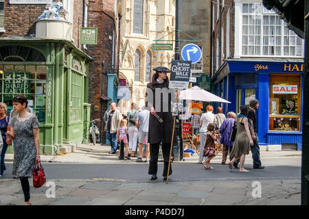 York, England, UK - August 05, 2011: ein Mann in Kostümen Werbung eine beliebte Veranstaltung des 'Ghost gekleidet zu Fuß im Stadtzentrum von Yo Stockfoto