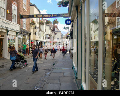 Stonegate, York, England, UK - August 05, 2011: Die STONEGATE im Zentrum von York mit Urlaubern und Besuchern besetzt in Windows von s Suchen verpackt Stockfoto