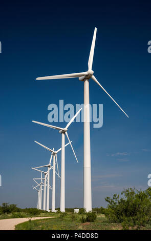 Windräder im Brazos Windpark auf Llano Estacado ebenen Böschung in der Nähe von Fluvanna, Texas, USA Stockfoto