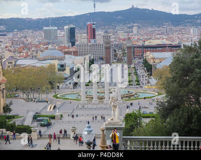 Barcelona, Spanien - 28. März 2014: Auf der Suche aus dem Museum Schritte über die Stadt Barcelona mit Personen, die in den prächtigen Architekturen. Stockfoto