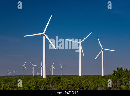 Windräder im Brazos Windpark auf Llano Estacado ebenen Böschung in der Nähe von Fluvanna, Texas, USA Stockfoto