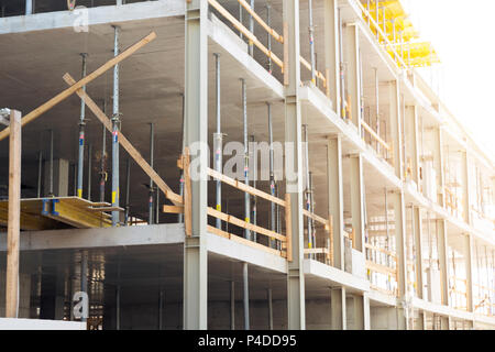 Moderne Architektur. Bau der Wolkenkratzer. Baustelle mit Kran Stockfoto