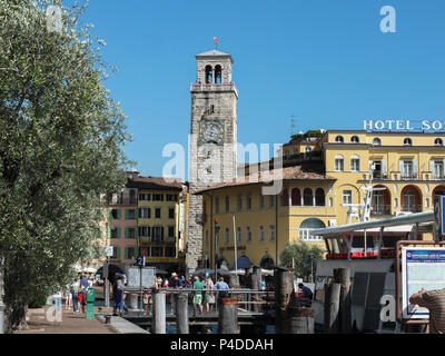 Riva del Garda, Italien - 10 September, 2014: Die geschäftigen kleinen Hafen an der Riva, wo die Kreuzfahrten kommen und vom Gardasee Italien Stockfoto