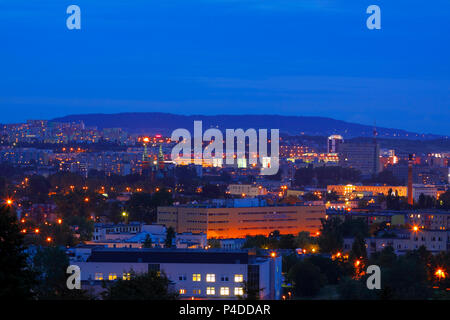 Stadtbild am späten Abend. Polen, Kielce, dem Heiligen Kreuz Berge. Stockfoto