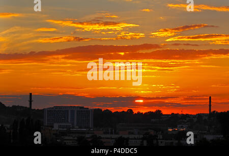 Warmen Sonnenuntergang Wolken über die Stadt. Kielce, Polen, Heiliges Kreuz Berge. Stockfoto