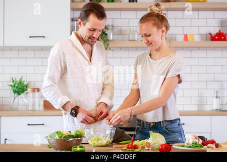 Bild des liebenden Paar Kochen Gemüse in der Küche Stockfoto