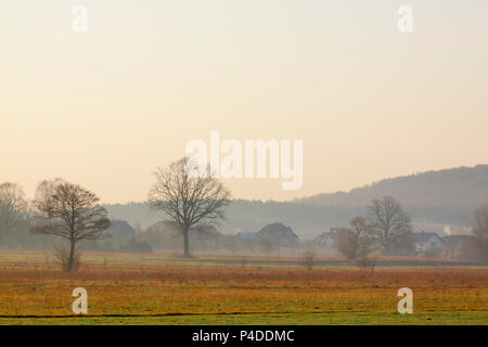 Dunstiger morgen über das Dorf. Polen, das Heilige Kreuz Berge. Stockfoto