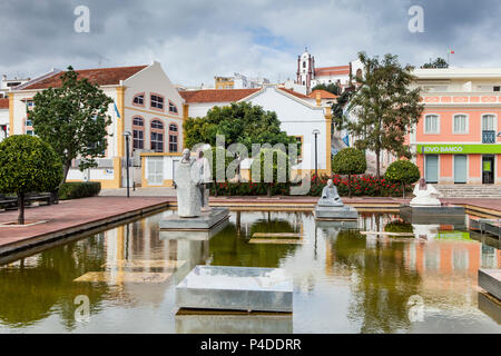 SILVES, PORTUGAL - NOVEMBER 6, 2014: Praca Al Muthamid Platz mit Brunnen und modernen Skulpturen, Silves, Portugal Stockfoto