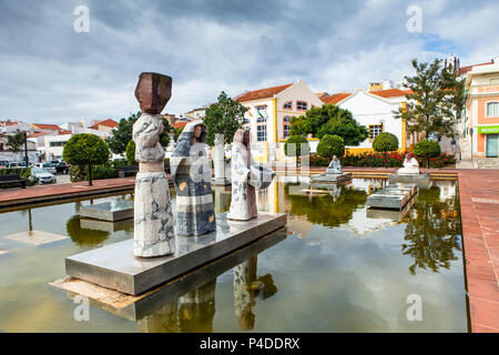 SILVES, PORTUGAL - NOVEMBER 6, 2014: Praca Al Muthamid Platz mit Brunnen und modernen Skulpturen, Silves, Portugal Stockfoto