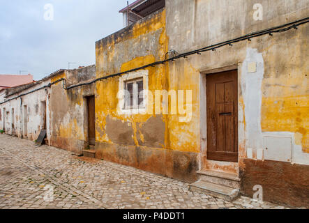 Streetview mit alten Häusern in Silves, Portugal Stockfoto