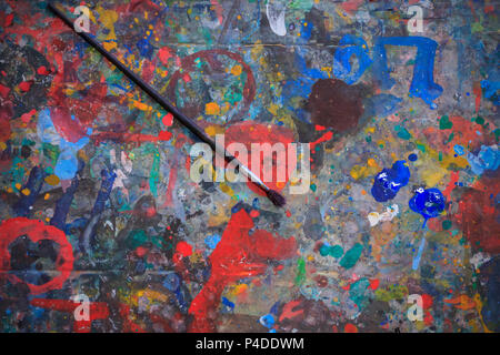 Schmutzige Pinsel Wasser Farbe auf Holz kunst Tabelle Hintergrund. Stockfoto