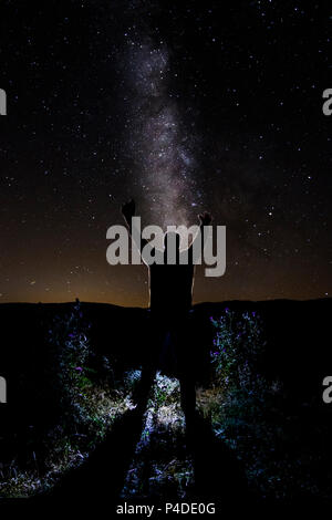 Nacht der Fotografie der Milchstraße mit der menschlichen Figur Camprodon Tal, Girona, Katalonien. Stockfoto