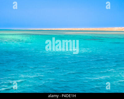 Hintergrund Der blaue Meer von Ras Mohammed National Park mit seiner klaren und transparenten Wassern und seine berühmten Reef in Sharm el Sheikh, Sinai, Ägypten. Kopieren Sie Platz. Stockfoto