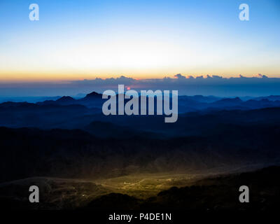 Spektakuläre Luftaufnahme des heiligen Gipfel des Mount Sinai, Aka Jebel Musa, 2285 m, bei Sonnenaufgang, Sinai Halbinsel in Ägypten. Kloster St. Catherine auf Hintergrund. Stockfoto