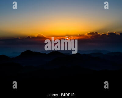 Heiligen Gipfel des Mount Sinai Luftaufnahme, Aka Jebel Musa, 2285 m, bei Sonnenaufgang, Sinai Halbinsel in Ägypten. Kopieren Sie Platz. Sunrise Hintergrund. Stockfoto