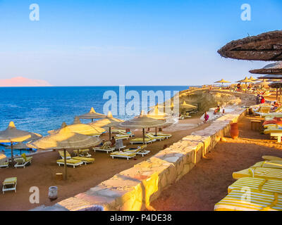 Sharm El Sheikh, Ägypten - Oktober 7, 2007: Coral Beach Resort Tiran Hotel Strand. Strand von einem Ferienort für Touristen in der Sharks Bay mit Liegen und Sonnenschirmen. berühmten Reef. Stockfoto