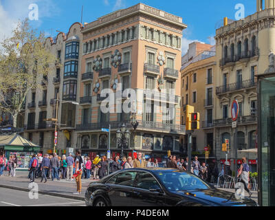 Barcelona, Spanien - 28. März 2014: Menschen zu Fuß in einer geschäftigen Barcelona in der Nähe der Regenschirm Shop auf der Rambla. Stockfoto