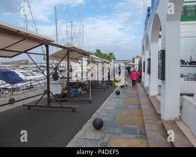 Lanzarote, Spanien - Dezember 11, 2013: Ein typisch spanischen Markt in den Prozess der Einstellung zu Beginn der Tag von der Marina in Lanzarote. Stockfoto
