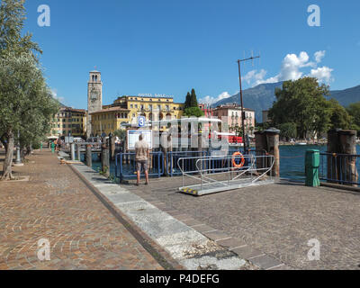 Riva del Garda, Italien - 10 September, 2014: Die geschäftigen kleinen Hafen an der Riva, wo die Kreuzfahrten kommen und vom Gardasee Italien Stockfoto