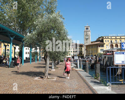 Riva del Garda, Italien - 10 September, 2014: Die geschäftigen kleinen Hafen an der Riva, wo die Kreuzfahrten kommen und vom Gardasee Italien Stockfoto