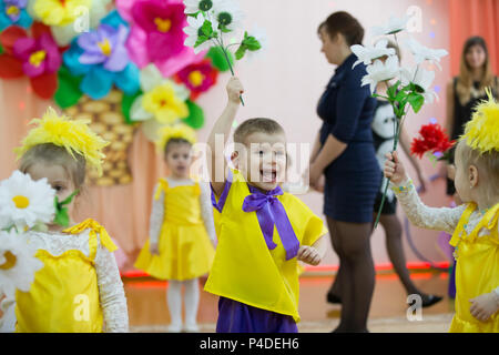 Belarus, die Stadt Gomel am 2. März 2018. Kindergarten für Kinder. Fröhliche kleine Junge auf Urlaub mit einem Blumenstrauß Stockfoto