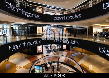 Die Außenseite des Bloomingdales Kaufhaus an der 360 Mall, Einkaufszentrum in Kuwait City, Kuwait. Stockfoto